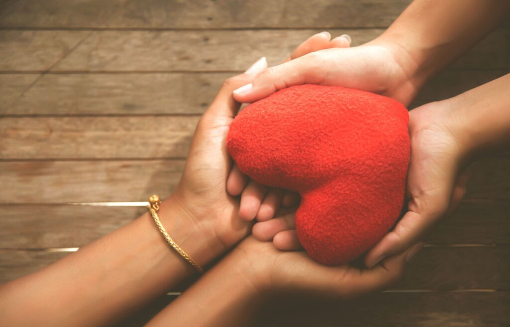 roki ki v sredini držita srce