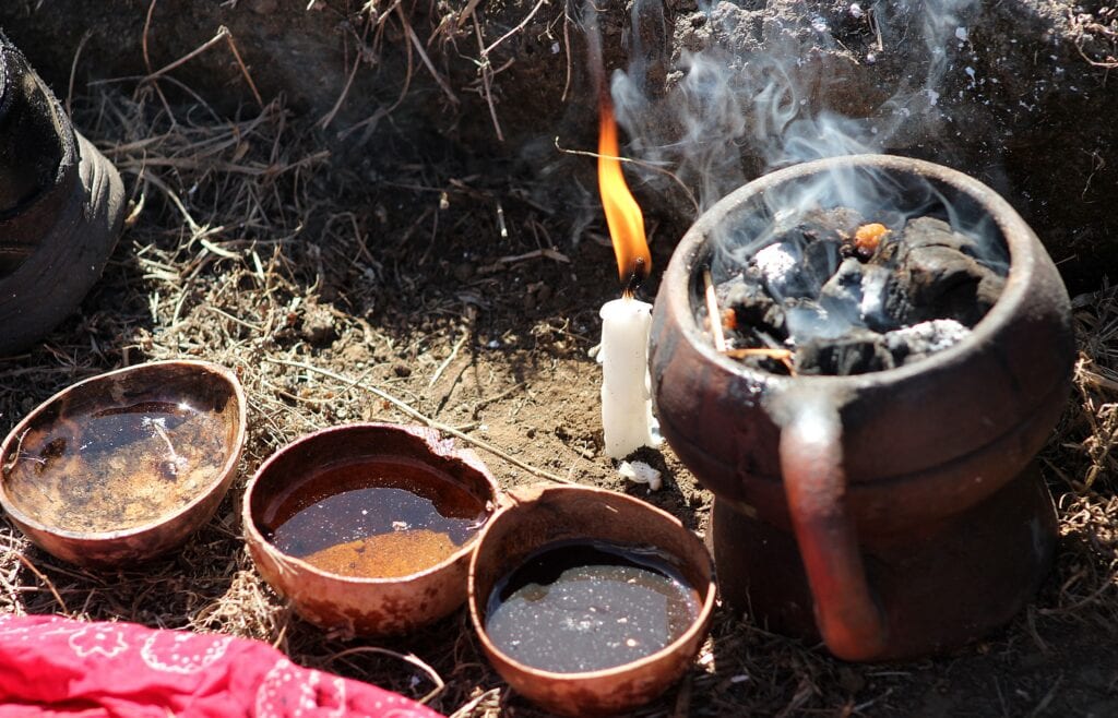 Obredni predmeti in kadila pripravljeni za ritual ob poletnem solsticiju