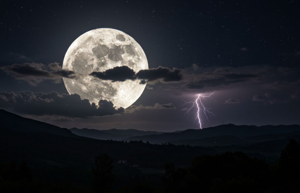 Polna luna z nevihtnimi oblaki – prispodoba za čustveno intenzivnost in proces notranje transformacije.