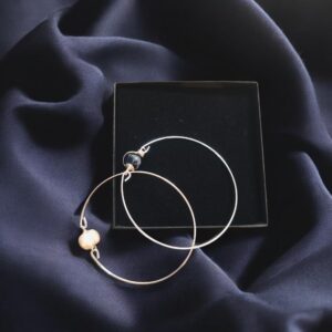 Elegantna zapestnica z biserom na ženski roki, unikatno darilo za njo