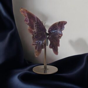 Ročno poliran metulj iz chevron ametista na kovinskem stojalu, kristal za notranji mir, zaščito in nežno življenjsko preobrazbo