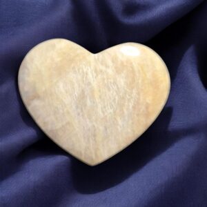 Ročno polirano srce iz naravnega mesečevega kamna z modrim sijajem, kristal za žensko energijo, intuicijo in nove začetke