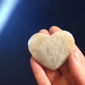 Ročno polirano srce iz naravnega mesečevega kamna z modrim sijajem, kristal za žensko energijo, intuicijo in nove začetke