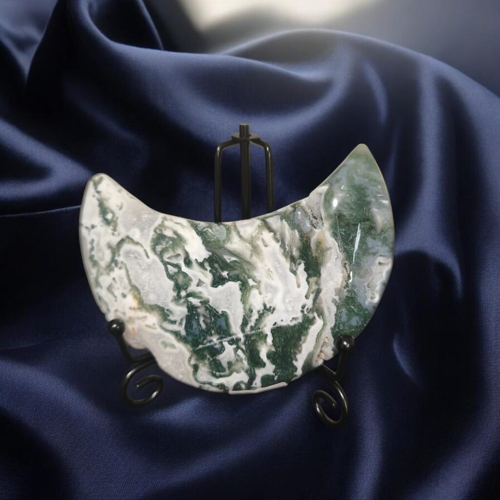 Ročno polirana luna iz mahovnega ahata na elegantnem stojalu, kristal za mir, stabilnost in globoko povezavo z naravo