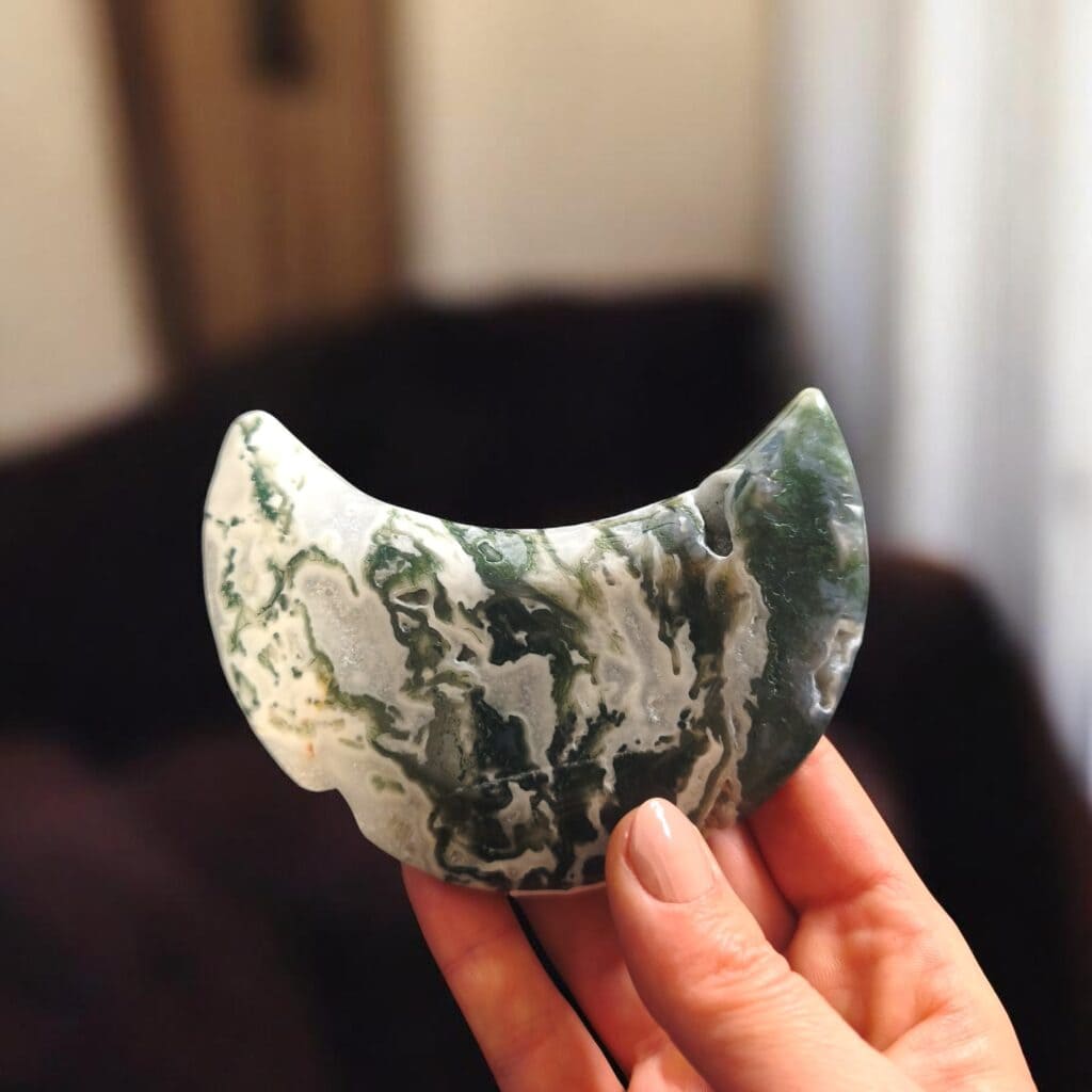 Ročno polirana luna iz mahovnega ahata na elegantnem stojalu, kristal za mir, stabilnost in globoko povezavo z naravo