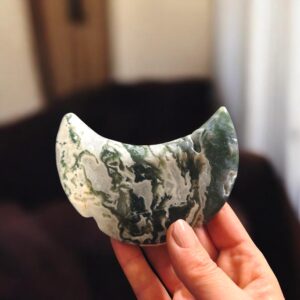 Ročno polirana luna iz mahovnega ahata na elegantnem stojalu, kristal za mir, stabilnost in globoko povezavo z naravo