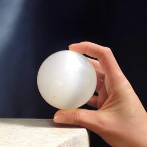 Velika selenitna krogla za čiščenje prostora, meditacijo in umirjanje uma.