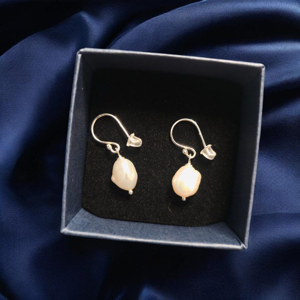 Uhani iz srebra 925 z baročnim sladkovodnim biserom v obliki kapljice, unikatni nakit