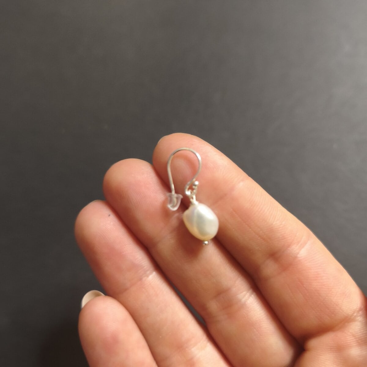 Uhani iz srebra 925 z baročnim sladkovodnim biserom v obliki kapljice, unikatni nakit