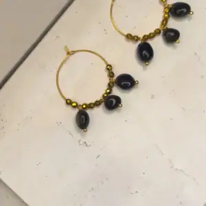 Nežni viseči uhani iz naravnih kamnov obsidiana in hematita