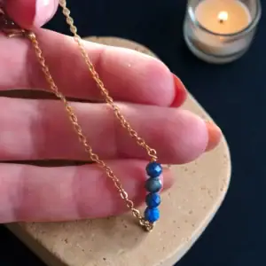 Elegantna zapestnica z lapis lazulijem