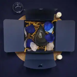 Črni ahat plamen v darilni škatlici, pripravljen za podarjanje