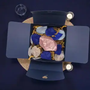 Surovi roževec v darilni škatlici, pripravljen za podarjanje