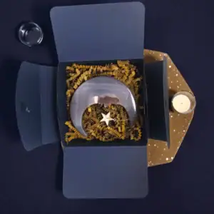 Druzy sivi ahat luna v darilni škatlici, pripravljena za podarjanje