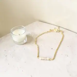 minimalistična zapestnica s kristalom - mesečev kamen.