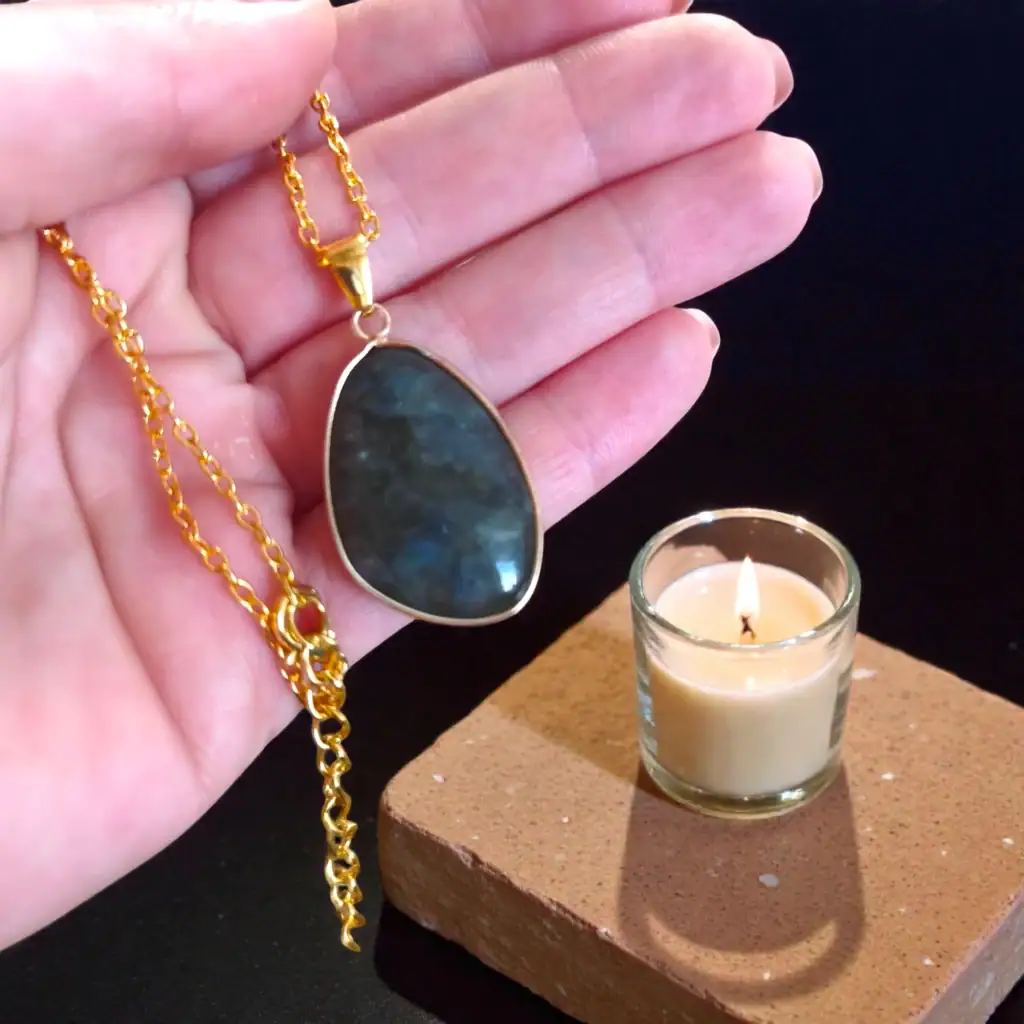 Verižica z labradoritom za zaščito, intuicijo in notranjo moč