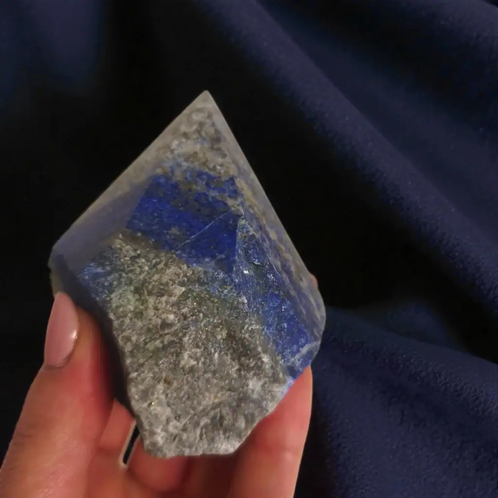 Kristal lapis lazuli v obliki konice s surovo in polirano površino