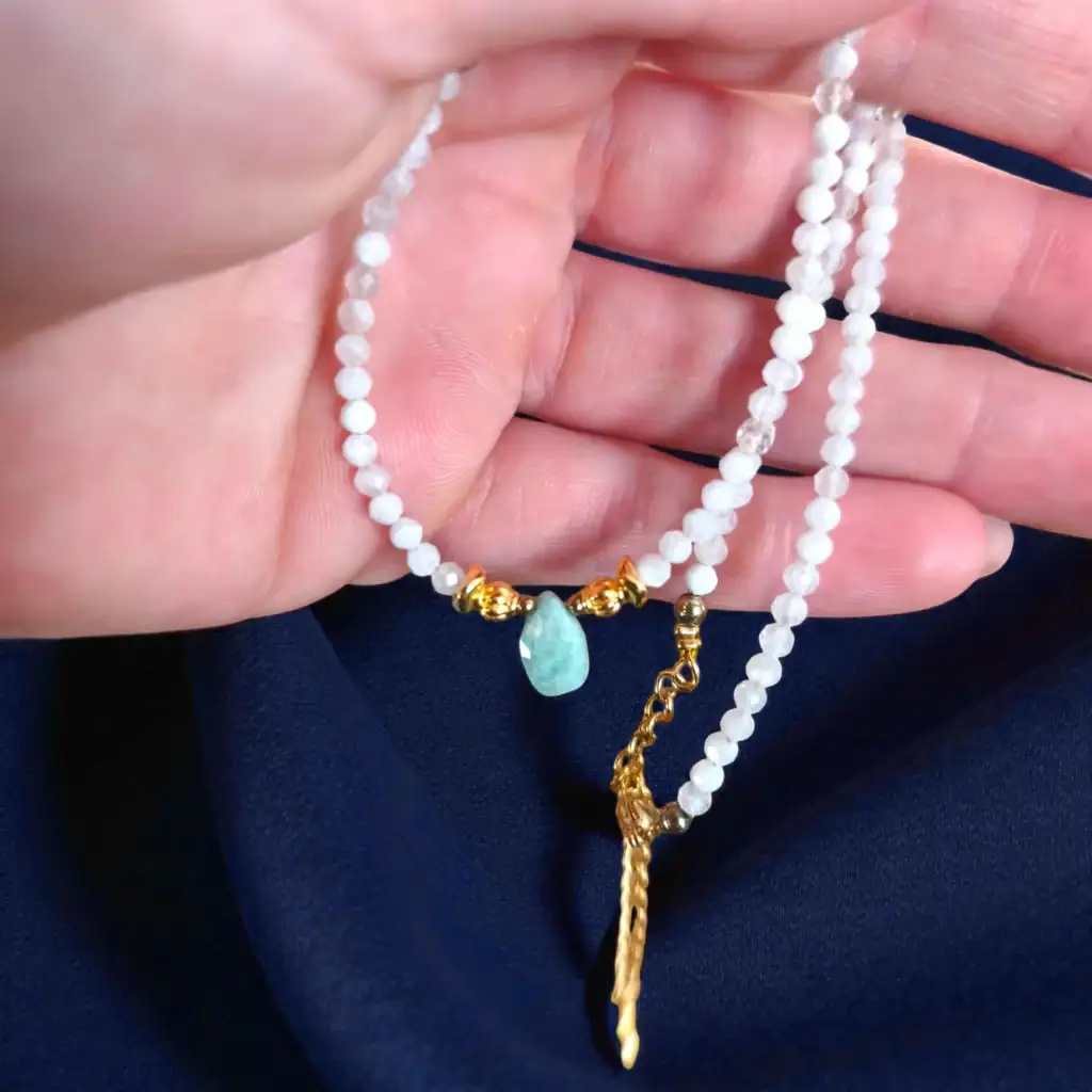 Nežna ogrlica z naravnima kamnoma amazonitom in mesečevim kamnom