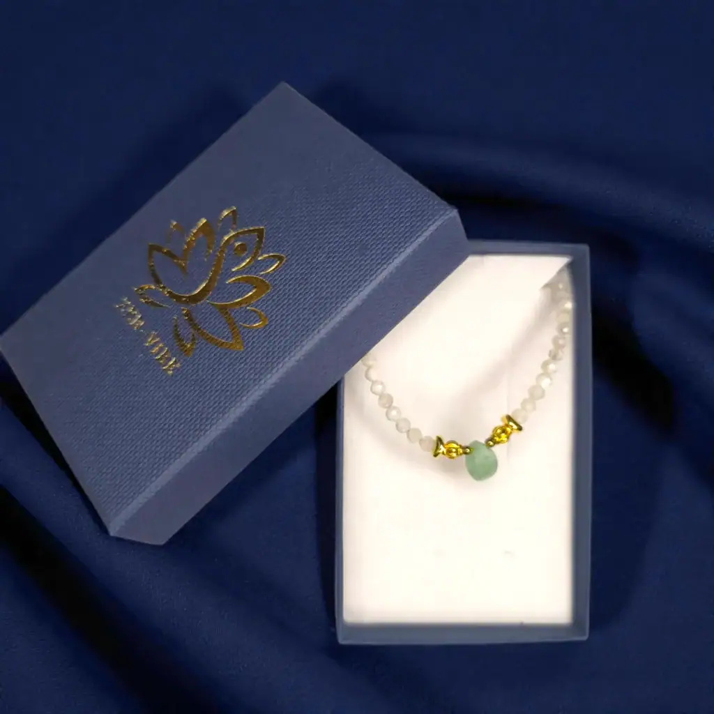 Ogrlica z amazonitom in mesečevim kamnom v darilni škatlici, pripravljena za podarjanje