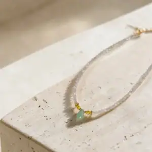 Ogrlica z amazonitom in mesečevim kamnom za ravnovesje, intuicijo in nežno energijo