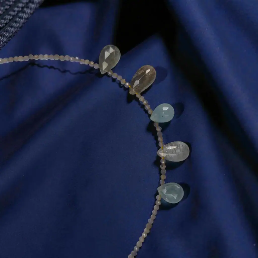 Nežna ogrlica z iolitom in labradoritom