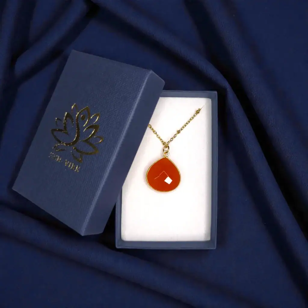 Ogrlica s karneolom v darilni škatlici, pripravljena za podarjanje