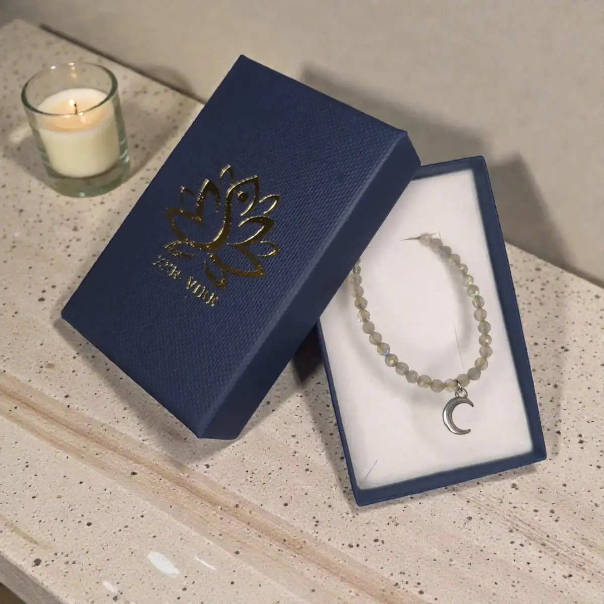 Ogrlica z labradoritom in lunico za intuicijo, zaščito in nežno eleganco