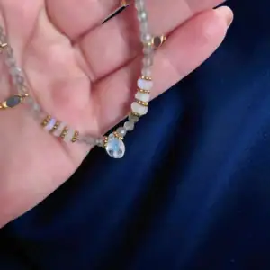 Elegantna ogrlica z naravnima kamnoma mesečevim kamnom in labradoritom