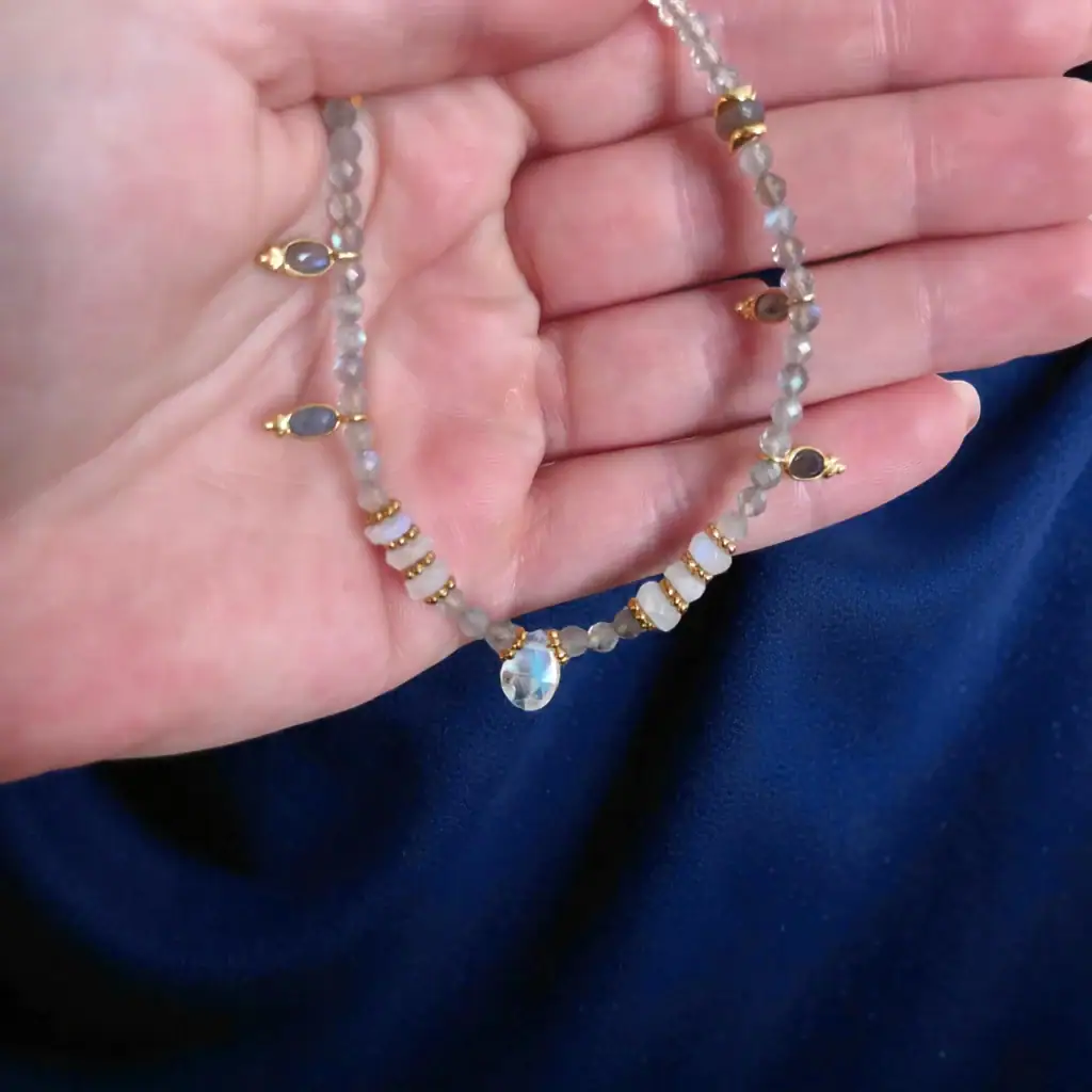 Ogrlica z mesečevim kamnom in labradoritom za intuicijo, zaščito in ravnovesje
