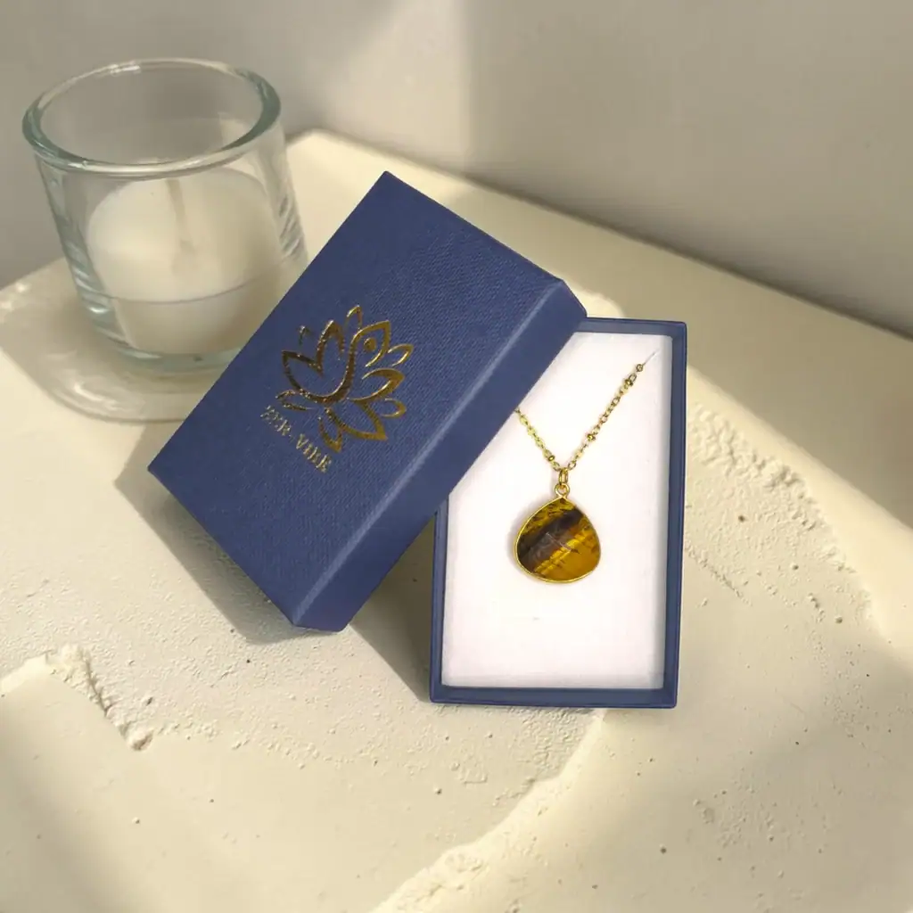 Ogrlica s tigrovim očesom v darilni škatlici, pripravljena za podarjanje