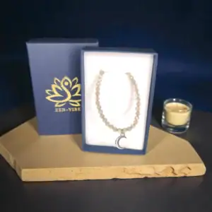 Ogrlica z labradoritom in lunico v srebrnem tonu