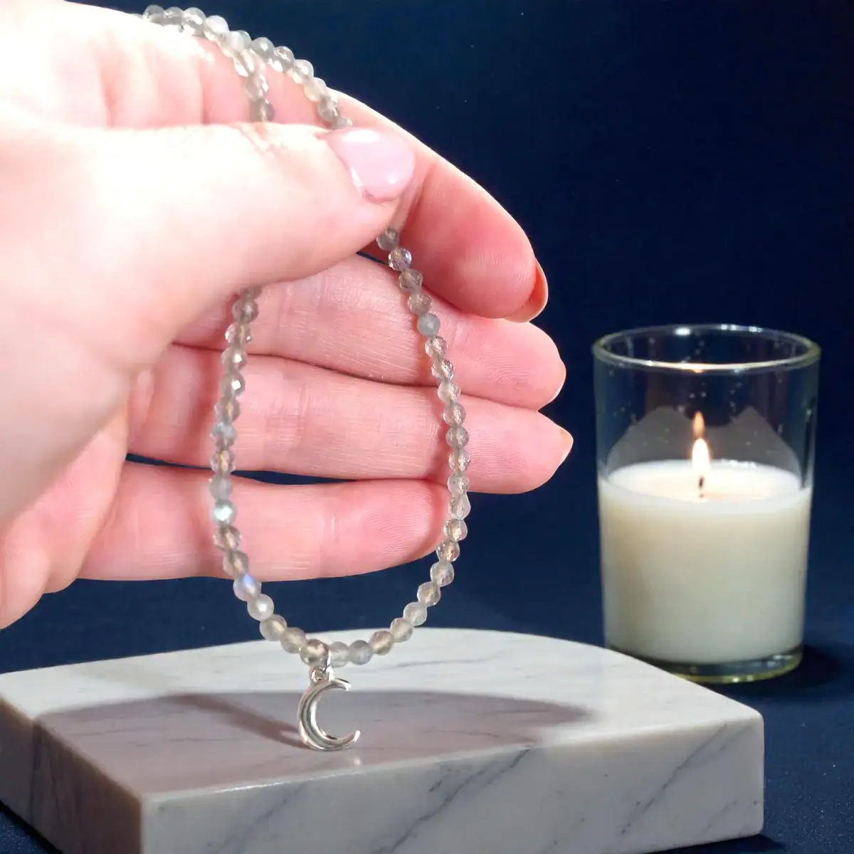 Nežna ogrlica z labradoritom in obeskom lune v srebrnem tonu