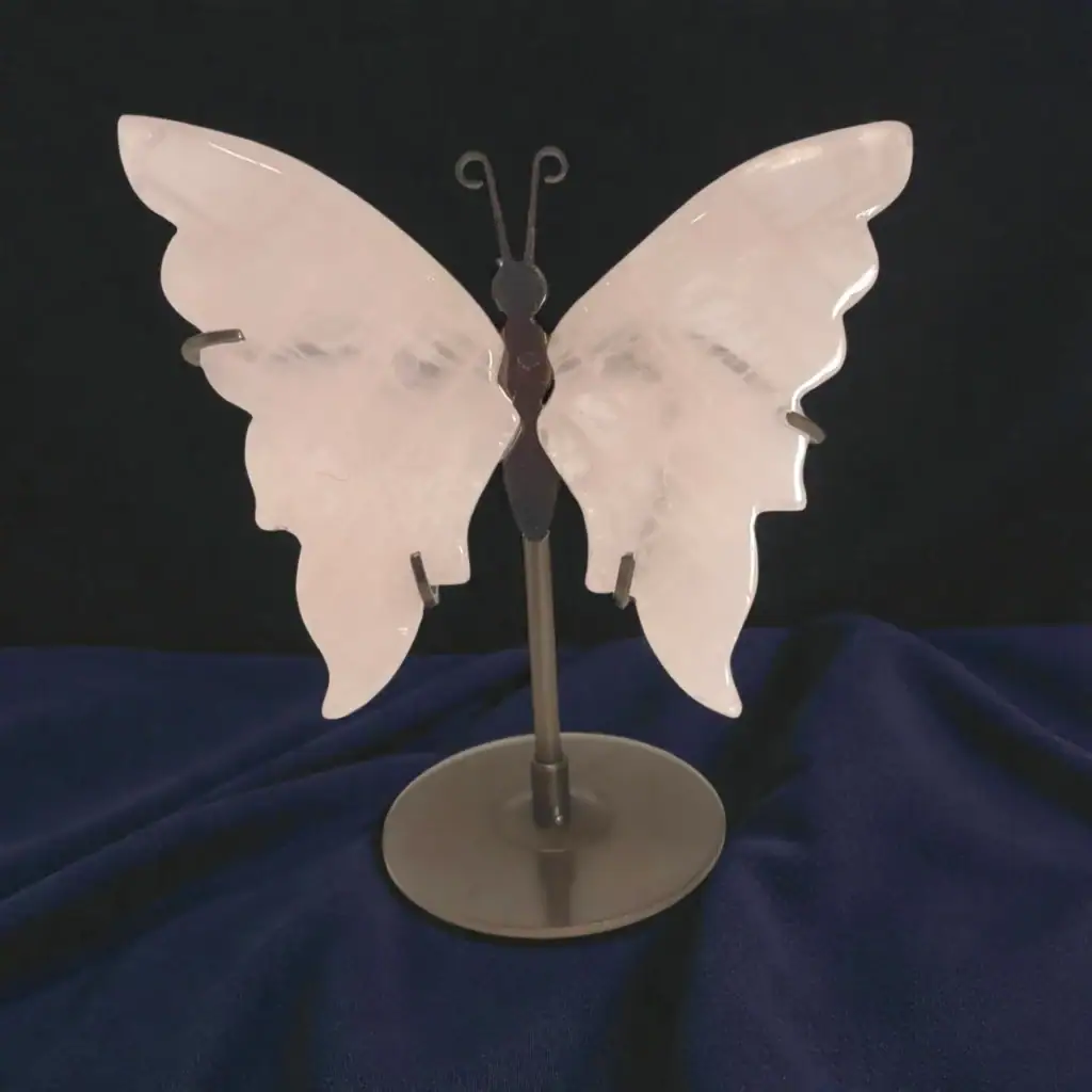 Roževec v obliki metulja na elegantnem kovinskem podstavku