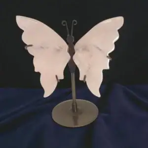 Roževec v obliki metulja na elegantnem kovinskem podstavku