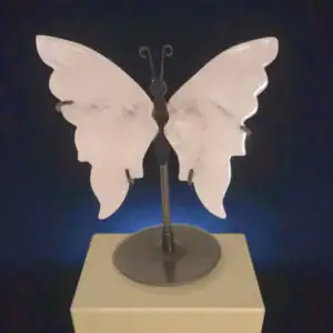 Roževec metulj na kovinskem stojalu