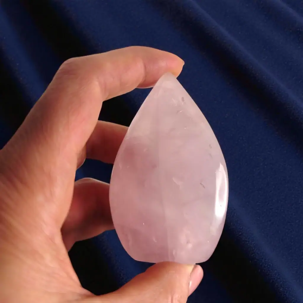 Dekorativni roževec plamen v elegantni stoječi obliki