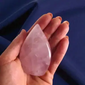 Roževec plamen v obliki kaplje kot stoječ kristal