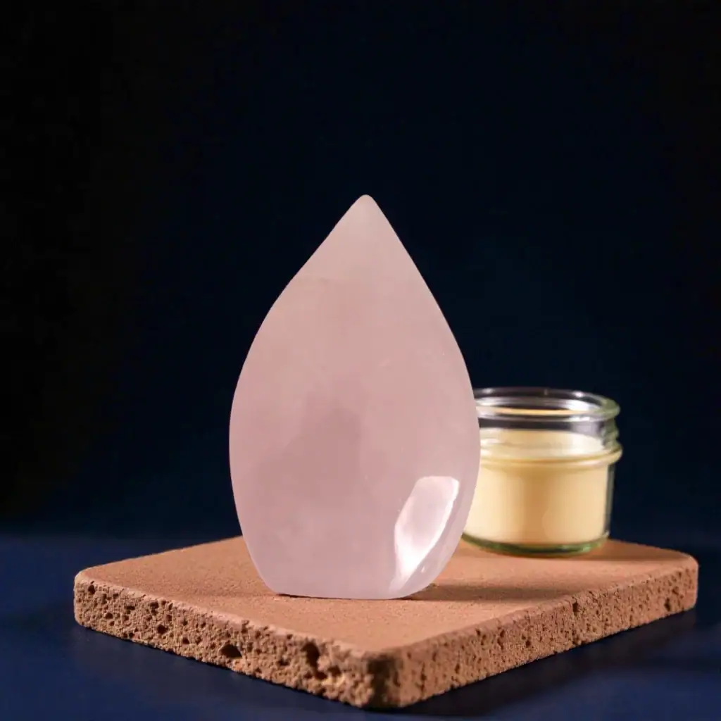 Stoječ kristal iz roževca v obliki plamena