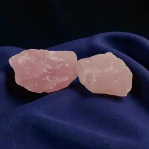 Roževec surovi kristal v naravni obliki