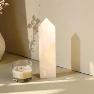 Kristalni stolp iz rožnatega kalcita