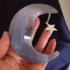 Luna iz druzy sivega ahata na dekorativnem stojalu