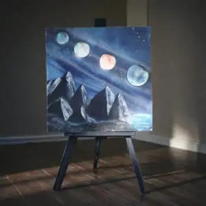 unikatna spray paint slika na stojalu