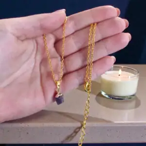 Nežna verižica z obeskom iz surovega ametista