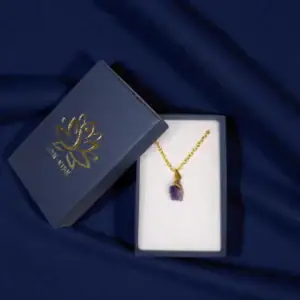 Verižica s surovim ametistom v darilni škatlici, pripravljena za podarjanje