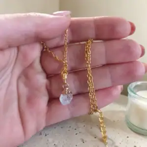 Nežna verižica z obeskom iz surove kamene strele