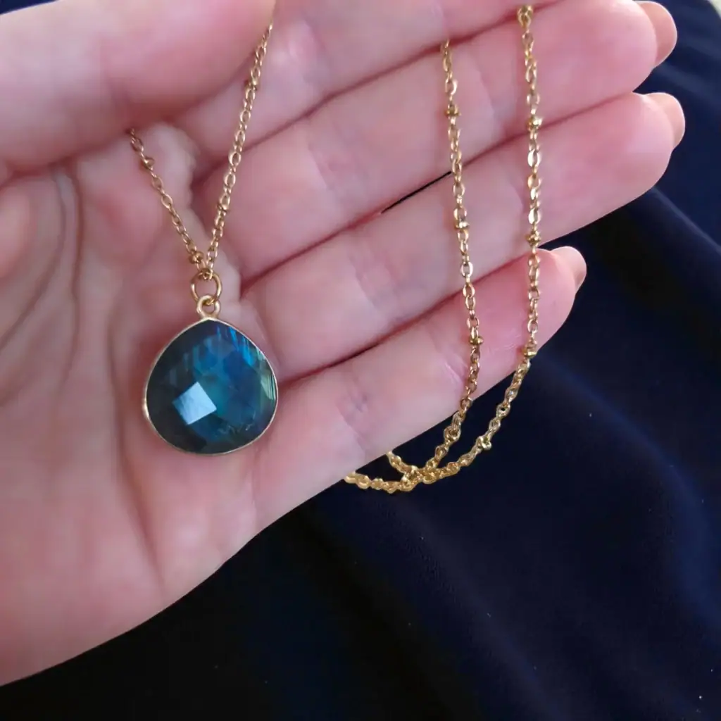 Elegantna ogrlica z naravnim labradoritom