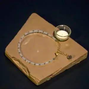 Elegantna zapestnica z naravnima kamnoma mesečevim kamnom in hematitom